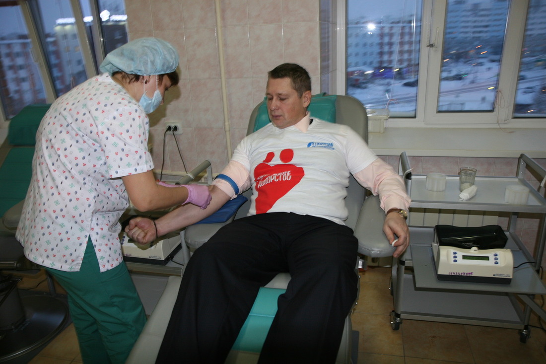 Кровь в общую донорскую «копилку» сдает сотрудник отдела главного механика ООО «Газпром подземремонт Уренгой» Игорь Тригубенко