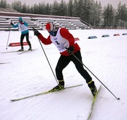 Отличную скорость на лыжне показал заместитель генерального директора по управлению персоналом Сергей Лебедев