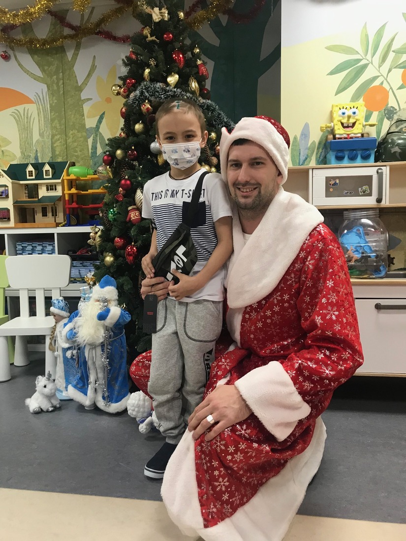 Деда Мороза и его помощников у празднично украшенной ёлки встречали маленькие пациенты детского отделения, их родители и бабушки.