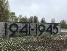 С 1941г. по 1944г. здесь было похоронено более 50 тысяч ленинградцев, погибших во время блокады, и защитников города, умерших от ран в расположенном неподалеку военном госпитале.