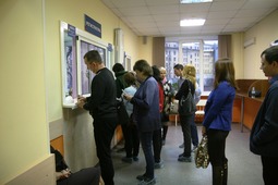 Работники администрации ООО "Газпром подземремонт Уренгой" в очереди в регистратуру.