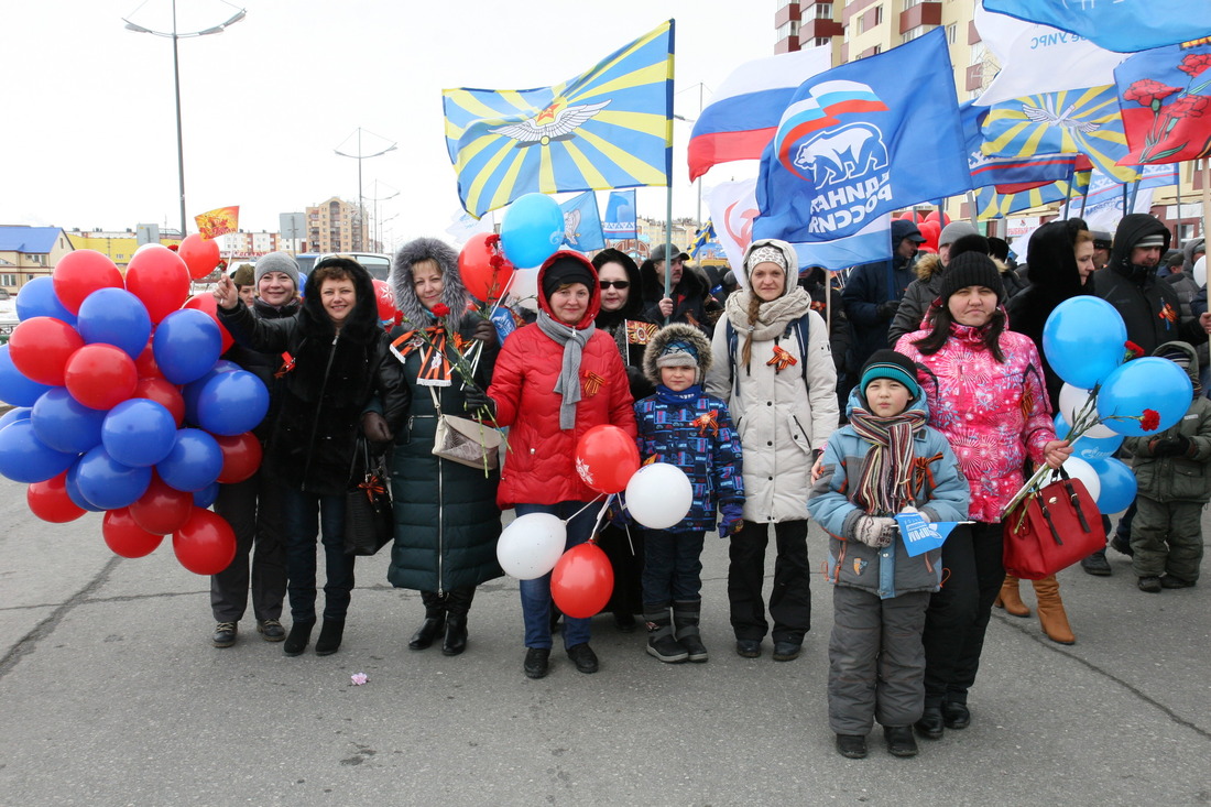 В руках у каждого непременные атрибуты праздника.