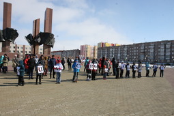Дети сотрудников сложили из букв фразу: "С Днем Победы!", поздравляя ветеранов с годовщиной окончания Великой Отечественной войны