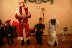 Дед Мороз со Снегурочкой обеспечили  маленьким воспитанникам положительные эмоции