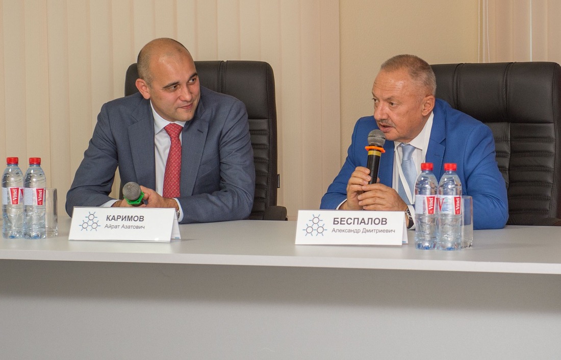 Участников семинара приветствовали начальник Департамента №106 ПАО «Газпром» Александр Беспалов и генеральный директор ООО «Газпром нефтехим Салават» Айрат Каримов (справа налево)