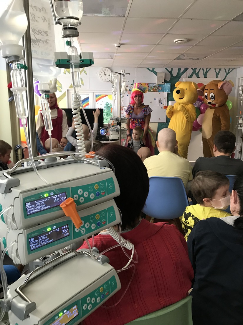 В трогательном и весёлом  представлении приняли участие все маленькие пациенты детского отделения онкоцентра