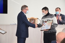 Александр Бурков поздравил специалистов Общества «Газпром подземремонт Уренгой» с успешным завершением проекта по ремонту скважины, вручил грамоты и ценные подарки