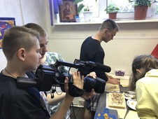 Юные операторы снимают видео о юных кондитерах