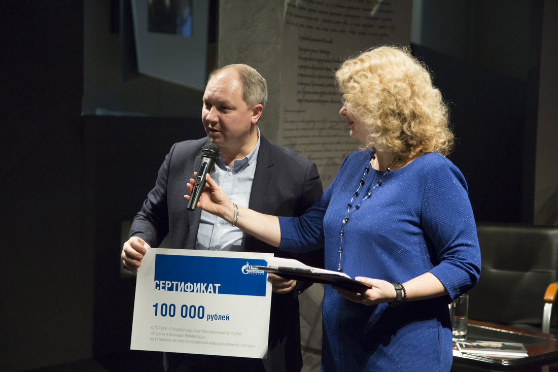 Начальник ССОиСМИ Вячеслав Калинин вручает сертификат директору музея Елене Лезик.