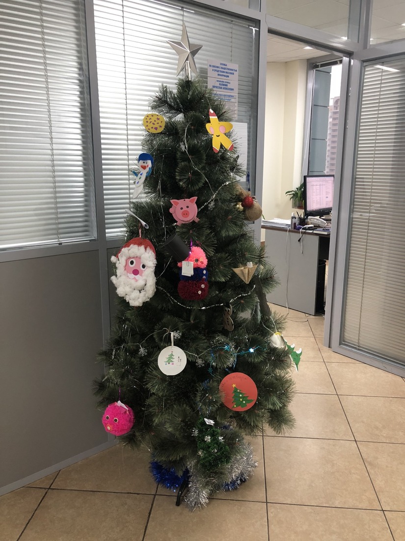 Новогодяя елка с "Теплыми письмами Деду Морозу" украсила офис Администрации Общества