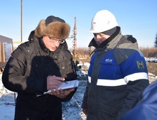 13 января непосредственно на скважину № 6 Тевризского месторождения прибыл губернатор Омской области Александр Бурков