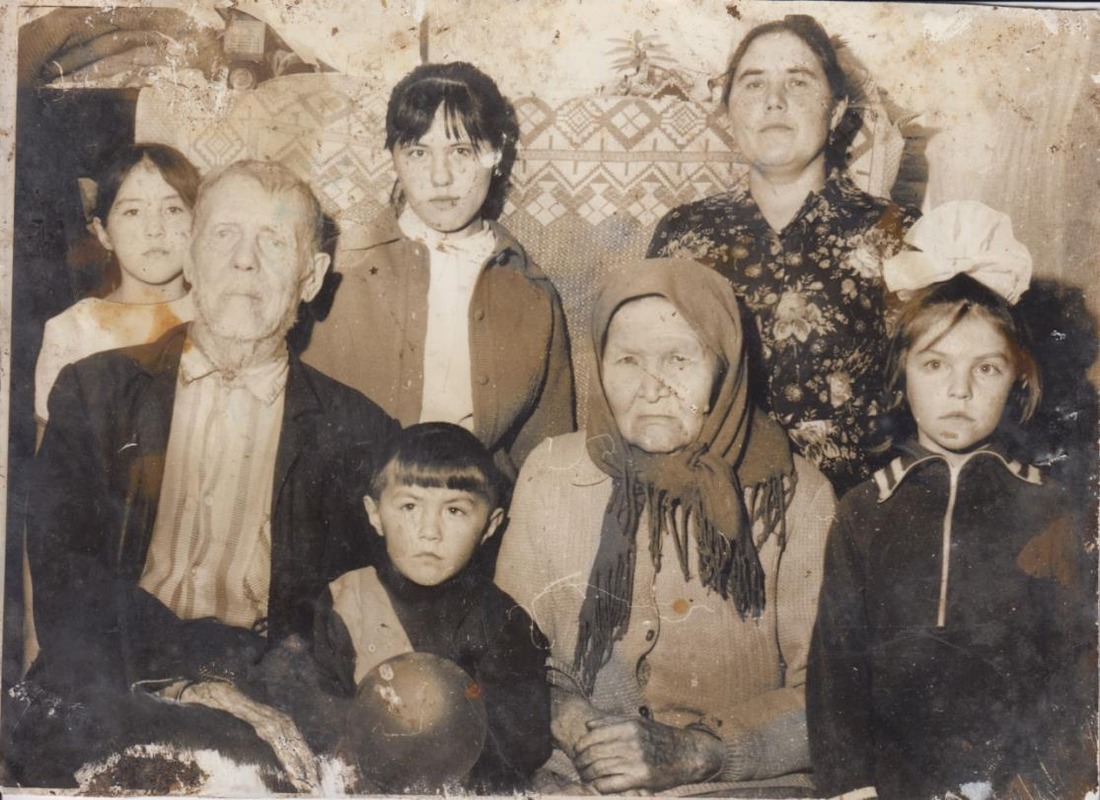 1990 год. Адыл Сахибгаревич в кругу семьи сына Анатолия (1-й ряд слева направо — прадедушка, внук Альберт, прабабушка Сулбика, внучка Лариса. 2-й ряд слева направо — внучки Надя и Света, сноха Минлиян Ахметовна)