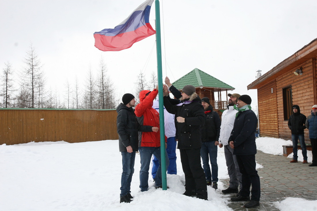 Капитаны поднимают флаг соревнований