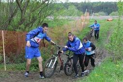 Участникам велокросса после дождя справиться с дистанцией было нелегко